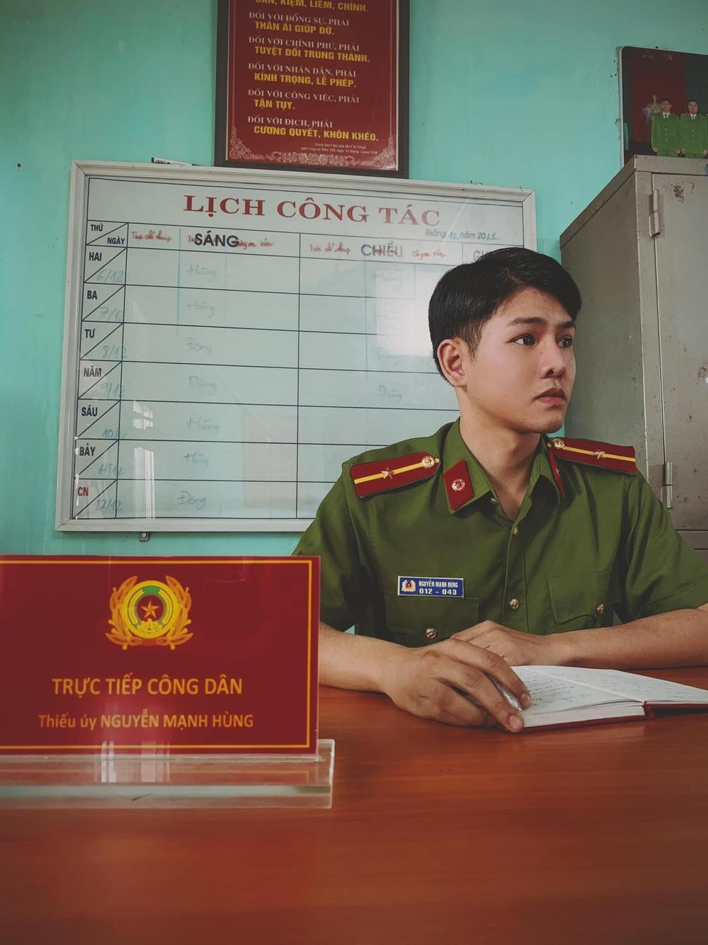 Diễn viên Vũ Trọng Minh trong vai thiếu úy công an mới được điều chuyển về Tân Xuân Diễn viên Vũ Trọng Minh trong vai thiếu úy công an mới được điều chuyển về Tân Xuân