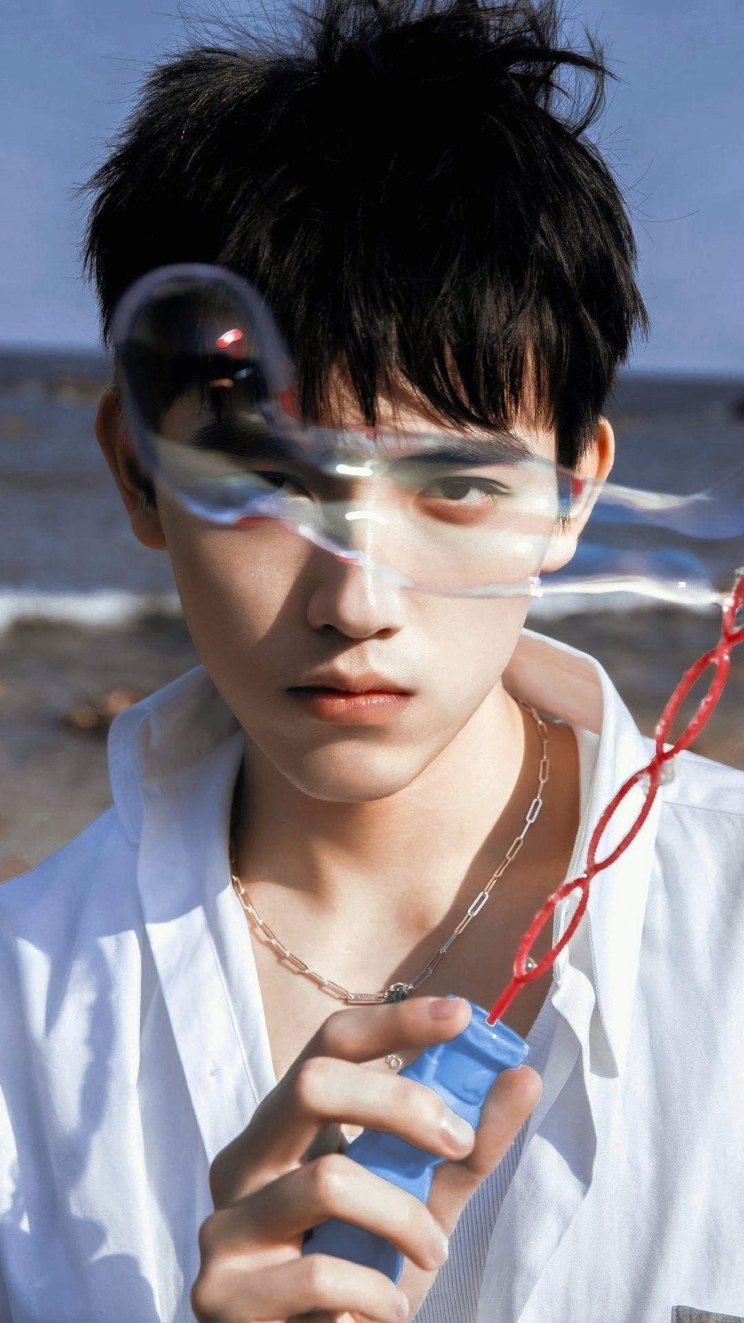 Trước đó, Trần Phi Vũ góp mặt trong không ít tác phẩm nổi tiếng như Tương Dạ, Hạo Y Hành… nhưng chưa thể bật lên. Diễn viên thử sức với dự án đam mỹ Husky và sư tôn mèo trắng của hắn, diễn cùng La Vân Hi, song phim bị cấm do thay đổi từ Tổng cục Quảng bá Phát thanh Truyền hình Quốc gia Trung Quốc. Với thành công ban đầu của Bật Lửa Và Váy Công Chúa, diễn viên nhiều khả năng trở thành “lưu lượng” (ngôi sao có fan đông đảo) mới tại showbiz Trung Quốc. Ảnh: Sina. Trước đó, Trần Phi Vũ góp mặt trong không ít tác phẩm nổi tiếng như Tương Dạ, Hạo Y Hành… nhưng chưa thể bật lên. Diễn viên thử sức với dự án đam mỹ Husky và sư tôn mèo trắng của hắn, diễn cùng La Vân Hi, song phim bị cấm do thay đổi từ Tổng cục Quảng bá Phát thanh Truyền hình Quốc gia Trung Quốc. Với thành công ban đầu của Bật Lửa Và Váy Công Chúa, diễn viên nhiều khả năng trở thành “lưu lượng” (ngôi sao có fan đông đảo) mới tại showbiz Trung Quốc. Ảnh: Sina.