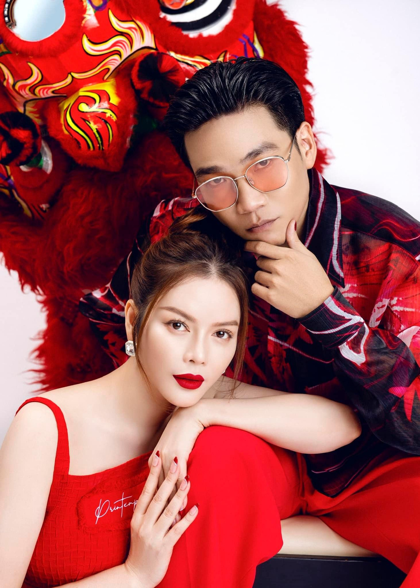 Ngày đầu xuân, Lý Nhã Kỳ diện váy cắt xẻ táo bạo khoe đôi chân dài mướt mắt. Trong khi đó, Wowy rất ngầu và chất.