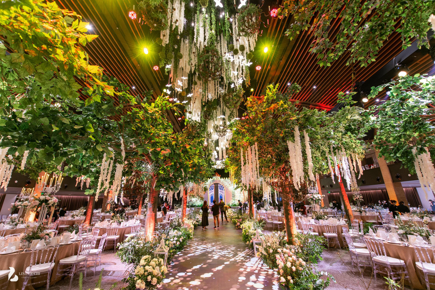 Ngày 23/10, tiệc cưới của doanh nhân Đỗ Vinh Quang và Hoa hậu Đỗ Mỹ Linh diễn ra ở nhà hàng sang trọng tại trung tâm Hà Nội. Hôn lễ có sự góp mặt của nhiều bạn bè trong giới showbiz và cầu thủ.