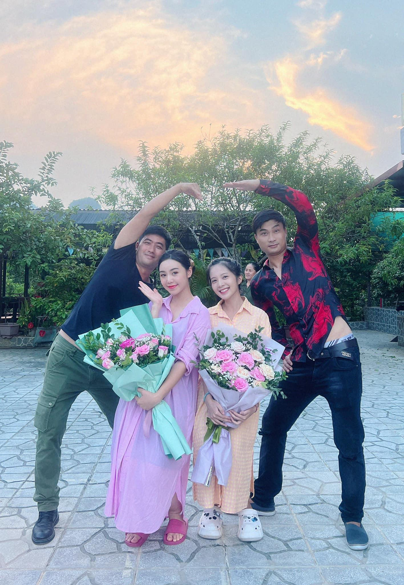 Dàn diễn viên chính của Ga-ra hạnh phúc. Ảnh: FBNV