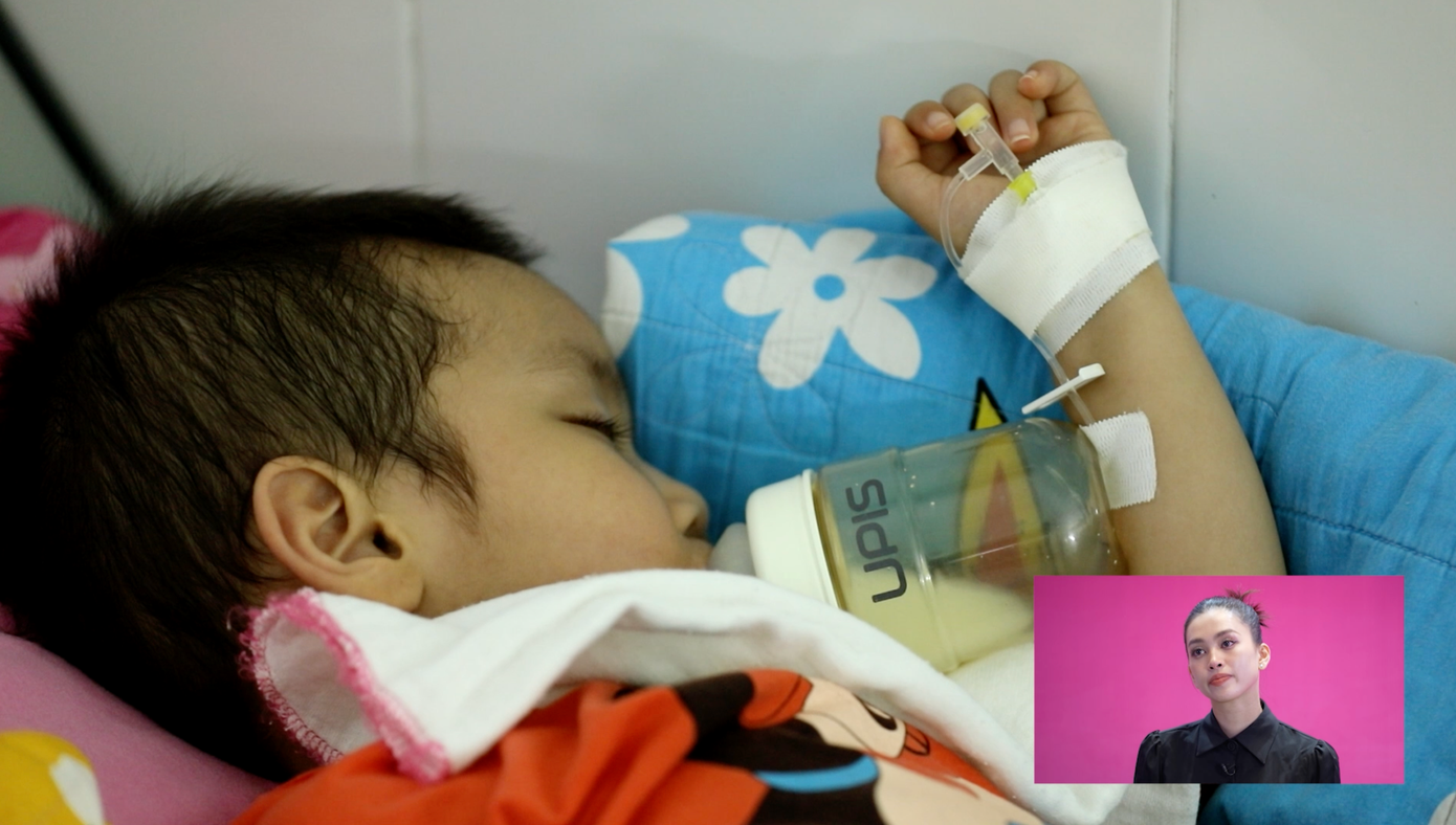 Xem thước phim của hai thí sinh thăm hỏi các &quot;chiến binh đầu trọc&quot;, Hoa hậu Tiểu Vy không kiềm được nước mắt.