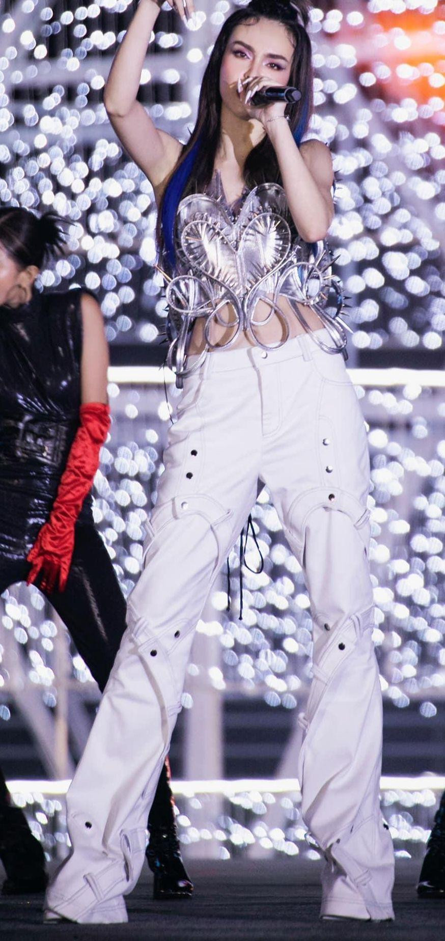 Xuất hiện cuối cùng là ca sĩ Mlee. Cô đốt cháy sân khấu trình diễn bikini bằng hai ca khúc Party Up và I Can Do.