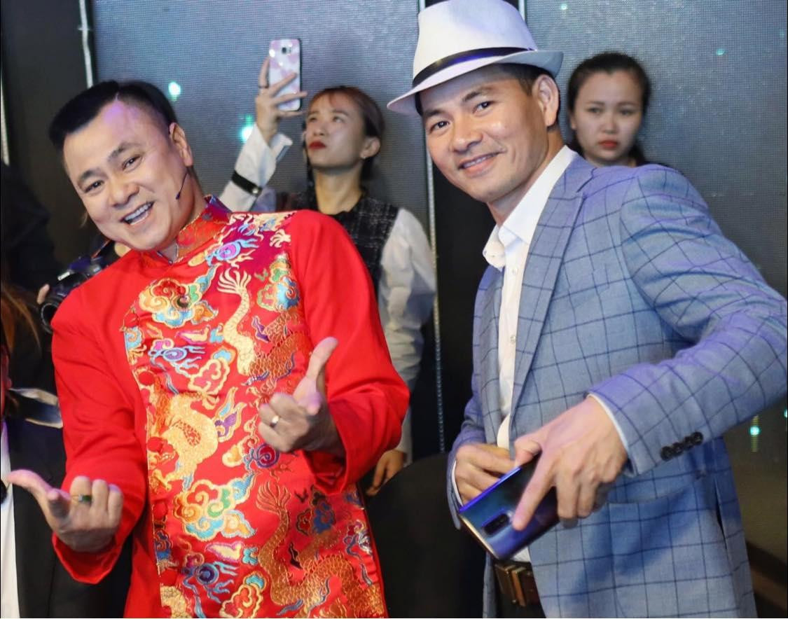 Không chỉ là “cạ diễn” ăn ý trên sân khấu mà ở ngoài đời, NSND Tự Long và NSƯT Xuân Bắc còn là những người bạn tri kỷ không thể tách rời.