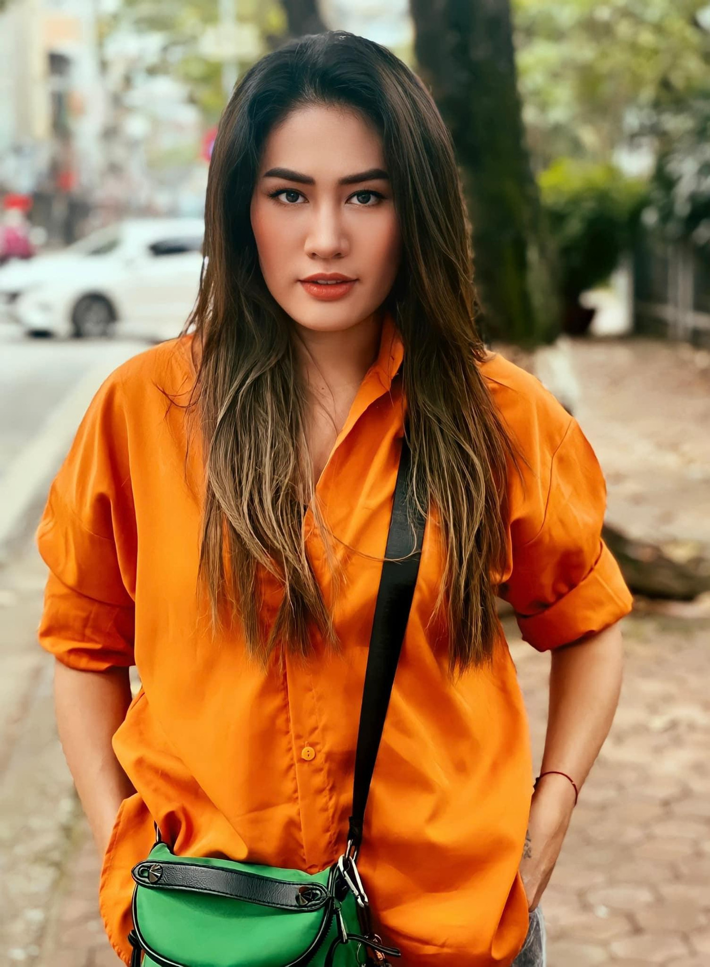 Minh Cúc sinh tại Hà Nội, là diễn viên thuộc đoàn kịch 1 nhà hát Tuổi Trẻ Việt Nam. Ngoài đời, chị được biết đến là một người phụ nữ mạnh mẽ, dồi dào tinh thần lạc quan dù trải qua nhiều biến cố trong cuộc sống.