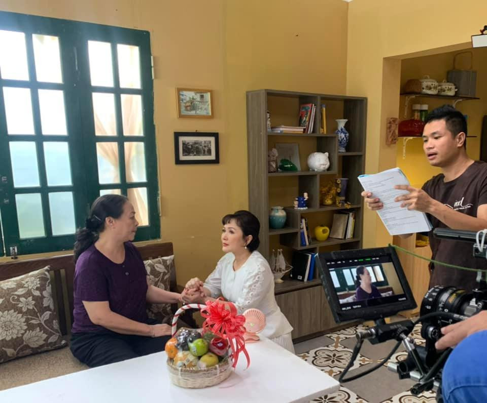 Bà Kim Nhung quỳ xuống đất, tay nắm chặt bà Nga để bày tỏ nỗi lòng mình.