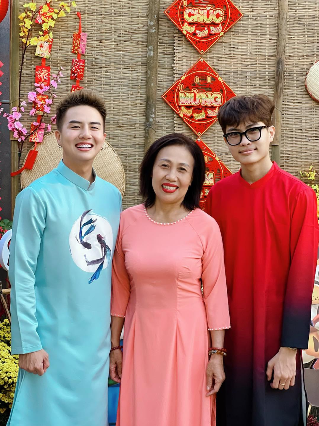 Diễn viên Duy Khánh (áo xanh) chia sẻ niềm vui bên gia đình.