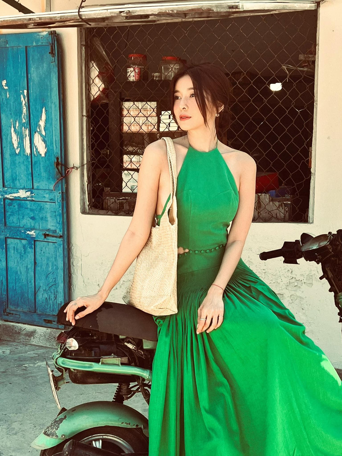 Cao Thái Hà sinh năm 1990. Cô ghi dấu ấn trong nhiều bộ phim, đặc biệt là những vai phản diện như Bán chồng, Tiếng sét trong mưa...Người đẹp cũng từng ghi tên mình tại nhiều cuộc thi nhan sắc và đạt giải như Người có làn da đẹp nhất trong cuộc thi Hoa khôi xứ Dừa, từng thi Hoa hậu Việt Nam 2008, lọt vào top 5 cuộc thi Nữ hoàng trang sức 2011 và giải trình diễn trang sức đẹp nhất.