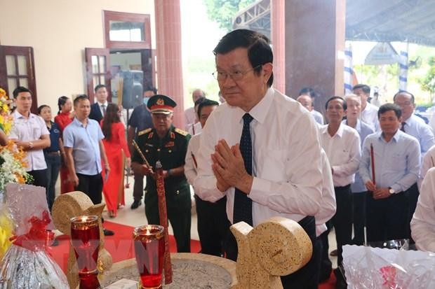 Ông Trương Tấn Sang, nguyên Ủy viên Bộ Chính trị, nguyên Chủ tịch nước, thắp hương tại Di tích lịch sử khu vực Cầu Kinh. (Ảnh: Thanh Bình/TTXVN)) Ông Trương Tấn Sang, nguyên Ủy viên Bộ Chính trị, nguyên Chủ tịch nước, thắp hương tại Di tích lịch sử khu vực Cầu Kinh. (Ảnh: Thanh Bình/TTXVN))