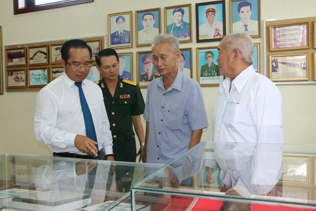 Ông Nguyễn Văn Được, Bí thư Tỉnh ủy, Chủ tịch Hội đồng Nhân dân tỉnh Long An cùng các đại biểu tham quan khu trưng bày kỷ vật, hình ảnh trong trận đánh 45 ngày đêm tại Di tích lịch sử khu vực Cầu Kinh. (Ảnh: Thanh Bình/TTXVN) Ông Nguyễn Văn Được, Bí thư Tỉnh ủy, Chủ tịch Hội đồng Nhân dân tỉnh Long An cùng các đại biểu tham quan khu trưng bày kỷ vật, hình ảnh trong trận đánh 45 ngày đêm tại Di tích lịch sử khu vực Cầu Kinh. (Ảnh: Thanh Bình/TTXVN)