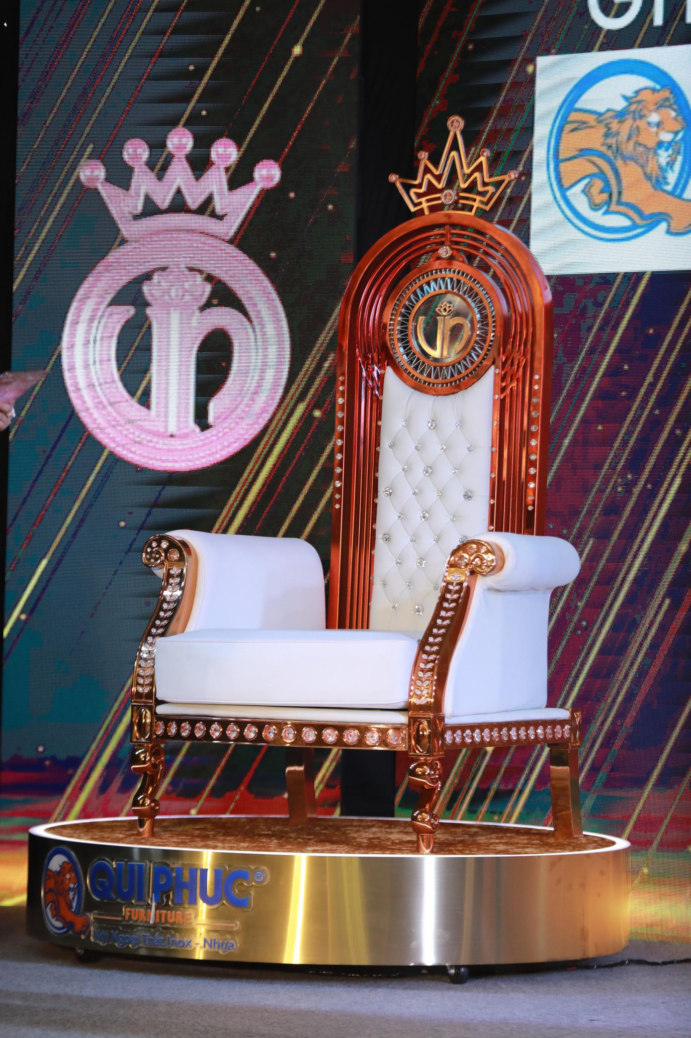 Ghế đăng quang dành riêng cho Hoa hậu Việt Nam 2022 với tông màu vàng hồng - trắng làm chủ đạo, lấy cảm hứng từ hình tượng mặt trời, mang ý nghĩa biểu trưng cho một khởi đầu mới rực rỡ từ vẻ đẹp của người kế nhiệm Đỗ Thị Hà.