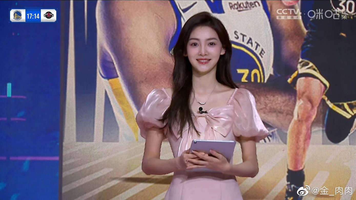 Kim Giai Duyệt có chiều cao 1,71 m, cân nặng 55 kg. Cô thường dẫn các giải bóng rổ nhà nghề. Ảnh: Weibo.