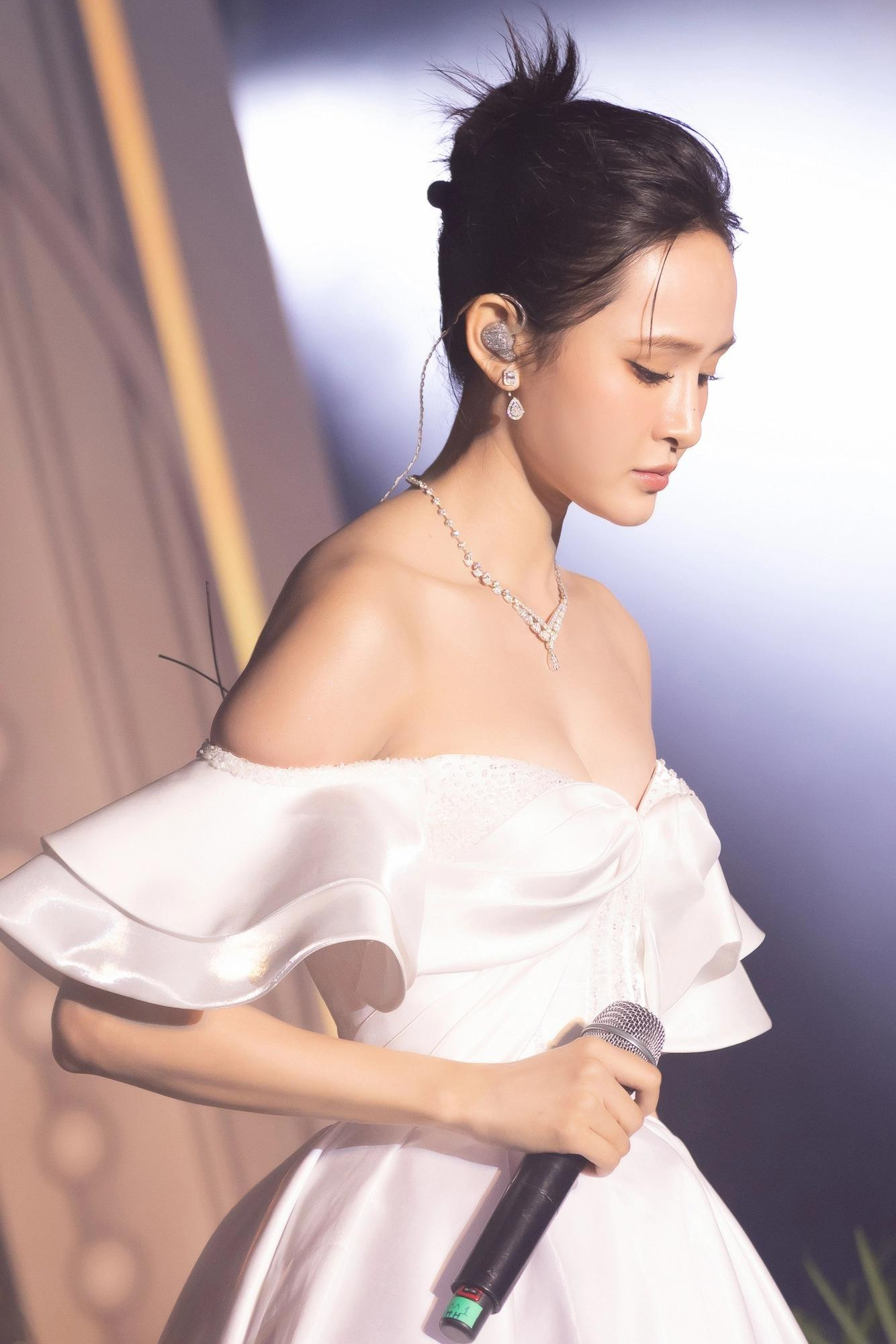 MC Nguyên Khang gây tranh cãi vì phát ngôn liên quan đến Hiền Hồ.