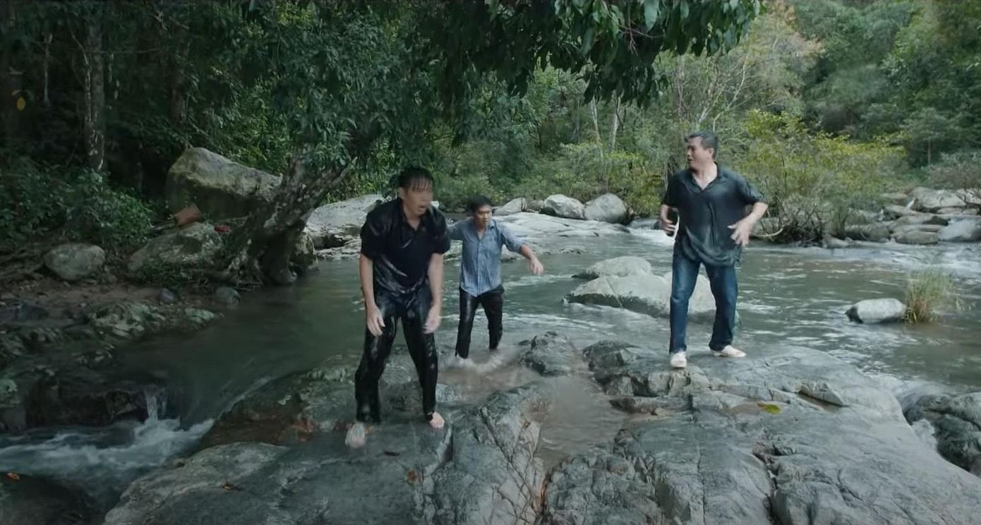 Loan mất tích, mọi người lo sợ cô trượt chân ngã xuống suối. Ảnh: CMH. Loan mất tích, mọi người lo sợ cô trượt chân ngã xuống suối. Ảnh: CMH.