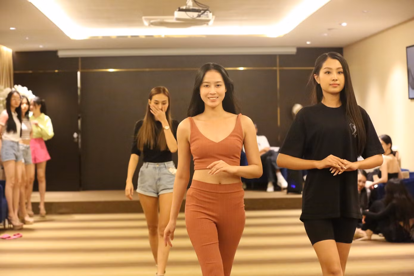 Tuyết Như khen ngợi thái độ cầu tiến, kết nối tốt của thí sinh Hoa hậu Việt Nam. Từng là thí sinh tham gia sân chơi sắc đẹp cách đây ít tháng, HLV Tuyết Như thấu hiểu được cảm xúc của các cô gái và cố gắng tạo không khí thoải mái, thuận lợi suốt quá trình luyện tập.