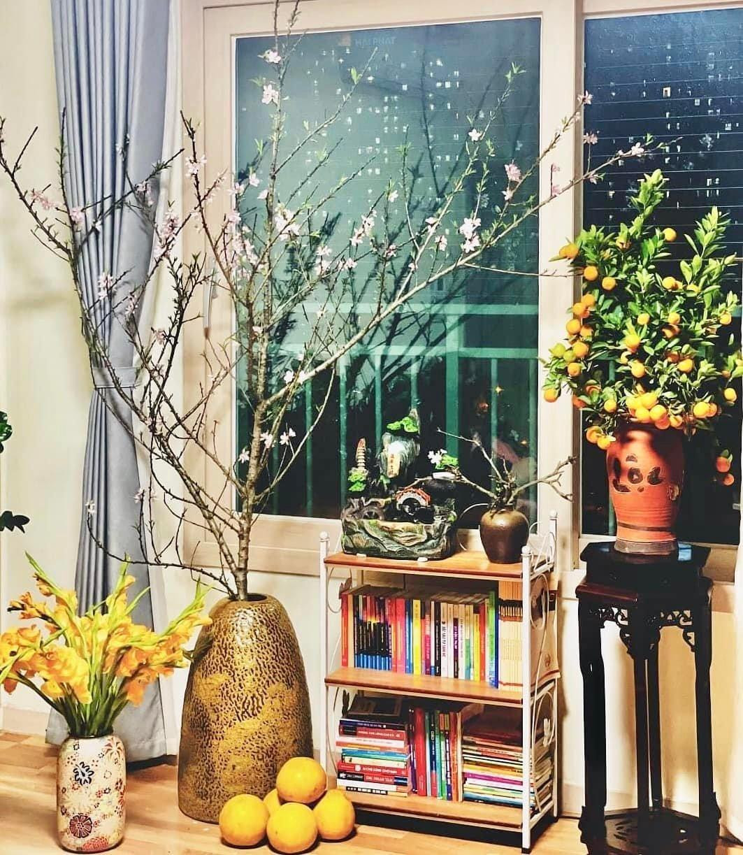 NSND Tự Long tự tay sắm sửa, trang trí từng góc trong nhà.