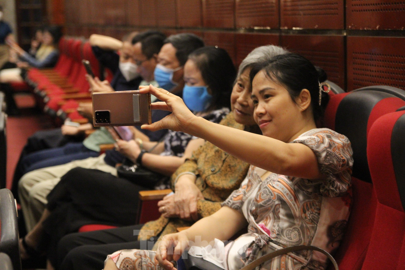 Nhiều người chia sẻ, họ hiếm khi xem kịch nhưng vì quá yêu thích những vai diễn trên màn ảnh nhỏ của Lương Thu Trang, Thu Quỳnh,… nên đã đến ủng hộ thần tượng.