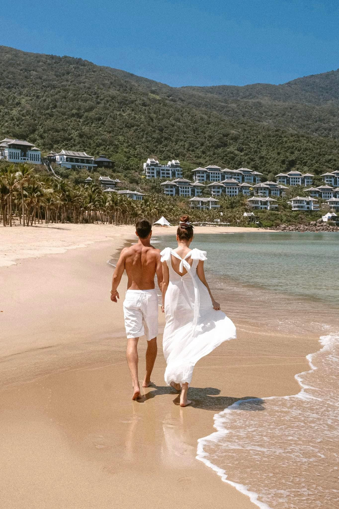 Hồ Ngọc Hà và Kim Lý có nhiều khoảnh khắc say đắm, ngọt ngào bên nhau.