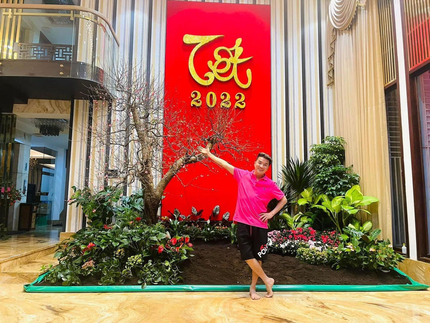 Ca sĩ Đàm Vĩnh Hưng tiếp tục gây ngỡ ngàng với góc nhà ngập sắc xuân trong căn biệt thự triệu đô.