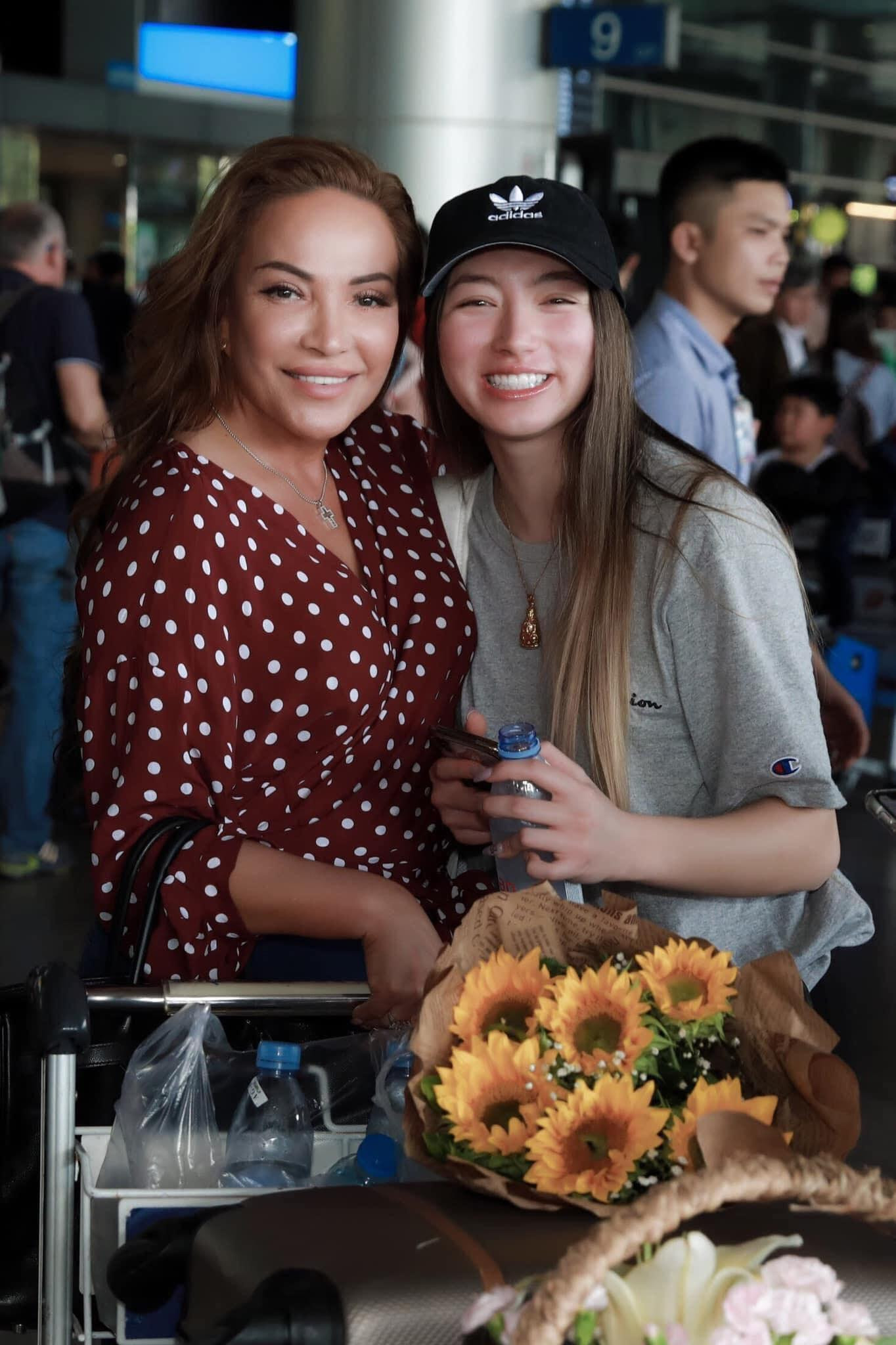 Chuyện tình của ca sĩ Thanh Hà và Phương Uyên đang được dư luận quan tâm. Trước khi chia tay bạn trai kém 12 tuổi, nữ danh ca từng trải lấy một đời chồng và có với nhau một người con gái.