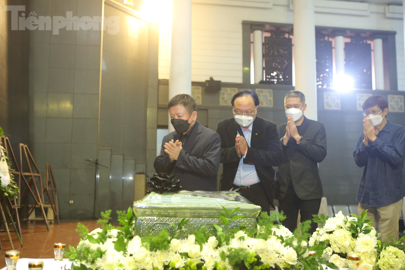 Khu vực viếng tang được trang trí giản dị, nhiều vòng hoa trắng, chủ yếu là bạn bè, đồng nghiệp thân thiết với cố nhạc sĩ một thời.