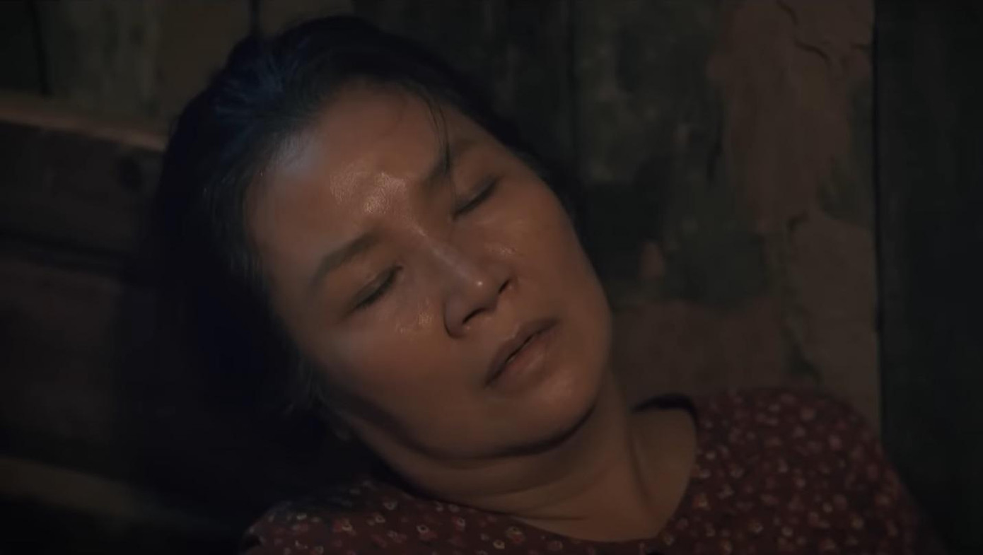 Bà Lành bất tỉnh khi khi Khoản lỡ tay đẩy ngã. Ảnh: CMH.