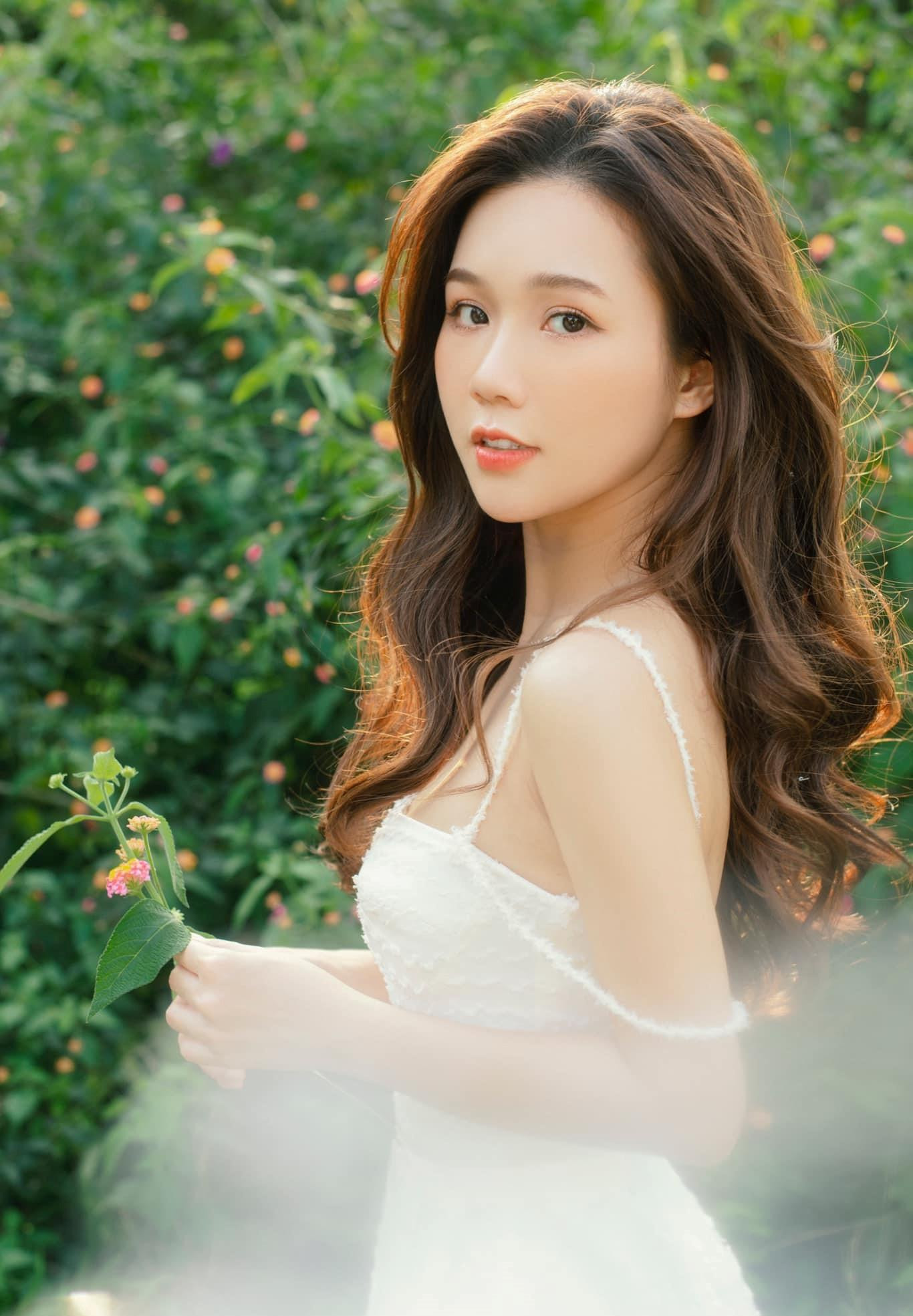 Sau khi bộ phim Phố trong làng kết thúc, dàn diễn viên vẫn nhận được sự quan tâm của đông đảo khán giả. Khác với hình ảnh nhã nhặn của y tá Ngọc trong phim, diễn viên Ngọc Anh ngoài đời lại chuộng phong cách gợi cảm, không ngại hở.