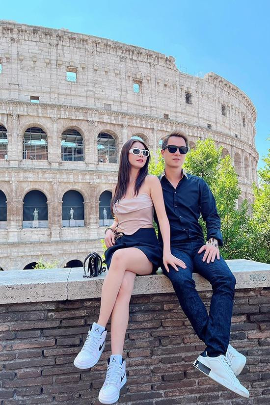 Vợ chồng ca sĩ Đăng Khôi tình tứ tại Italy. Cặp đôi cùng bố mẹ đang có chuyến du lịch dài ngày bên trời Âu.