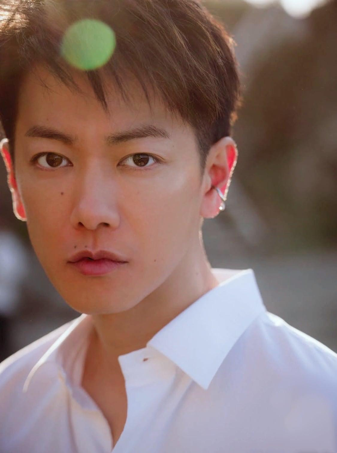 Satoh Takeru sinh năm 1989. Từ hồi đi học, anh được chú ý trong trường nhờ tài năng nghệ thuật nổi trội và học giỏi, hay đứng nhất trong các bảng xếp hạng. Hồi phổ thông, anh nhận được 10 gói quà từ học sinh nữ khối trên nhân ngày lễ tình nhân Valentine. Tuy nhiên, Takeru cho biết mình không hề nổi tiếng, thường khép nép và không ra khỏi lớp trong giờ giải lao.