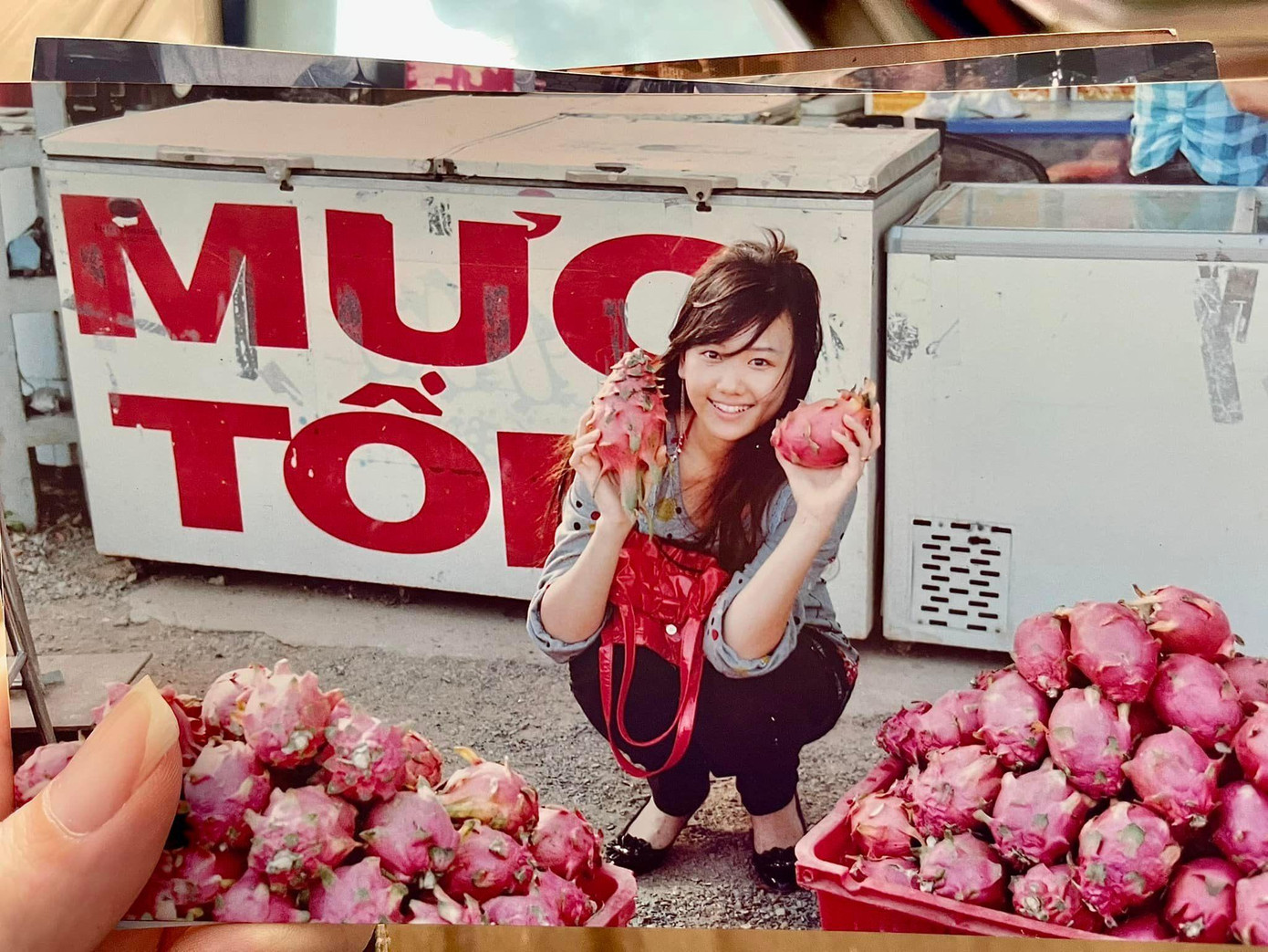 Hari Won tự tin đăng hình ảnh năm 22 tuổi khi cô mới sang Việt Nam. Nhìn những hình ảnh này, Hari Won &quot;cười muốn điên&quot; và bày tỏ: &quot;Mặt mộc nên mọi người thông cảm dùm em nhé&quot;.