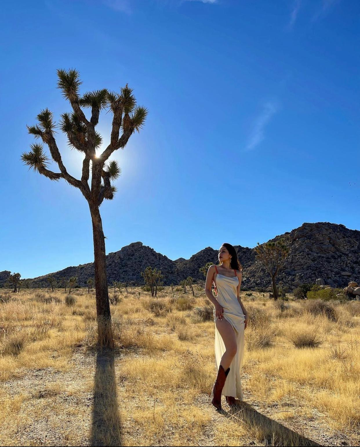 Cô phô diễn vóc dáng quyến rũ khi diện váy lụa trắng mềm mại.