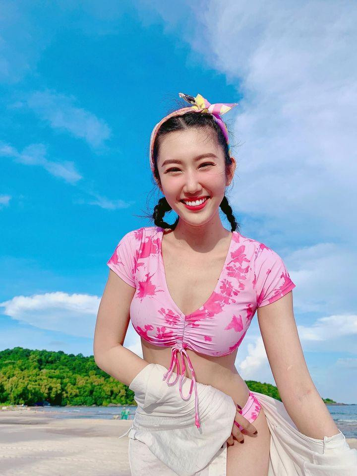 Mới đây trên trang cá nhân, nữ diễn viên Gạo nếp, gạo tẻ hút lượng tương tác “khủng” vì loạt hình nóng bỏng trên biển.