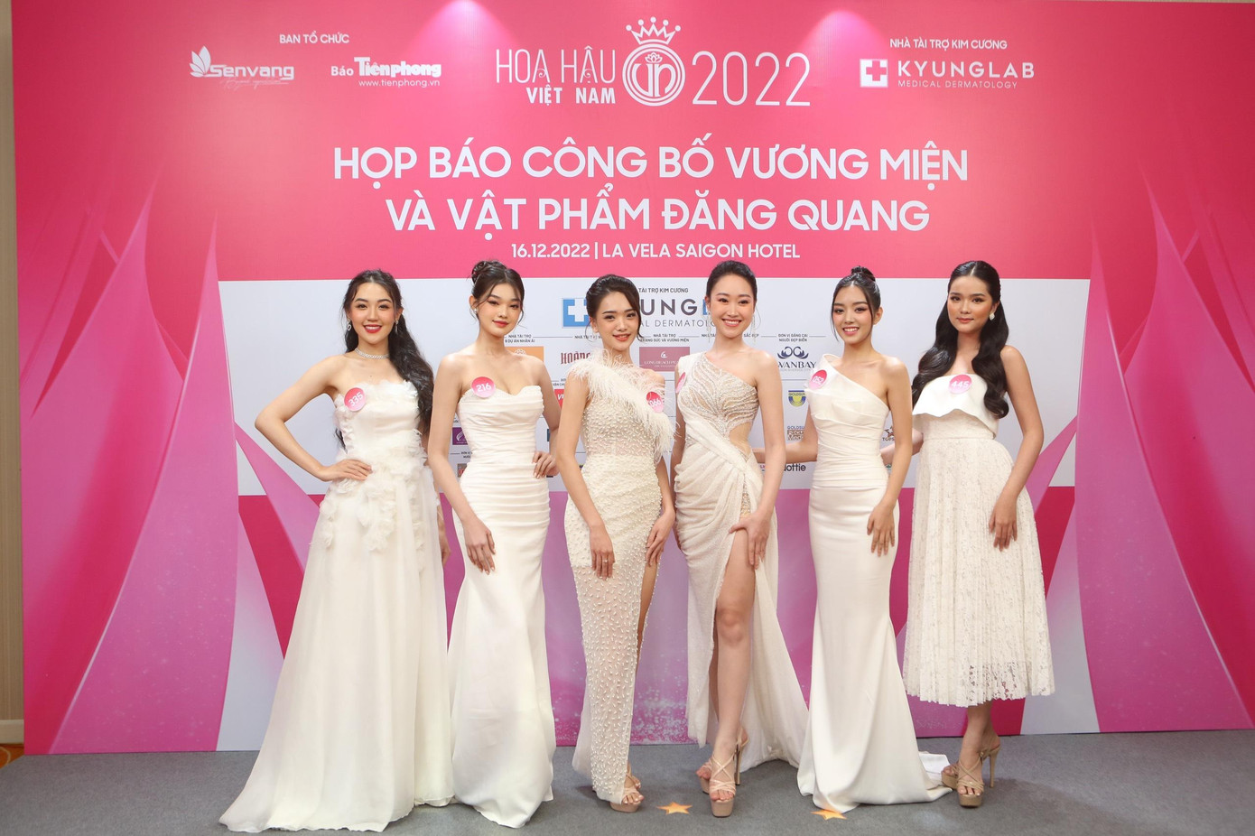 Các thí sinh trong Top 35 đọ dáng tại thảm đỏ họp báo. Các thí sinh trong Top 35 đọ dáng tại thảm đỏ họp báo.