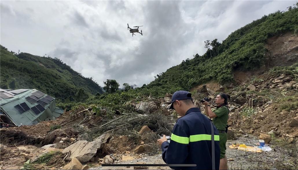 Thiết bị bay không người lái cũng được sử dụng.