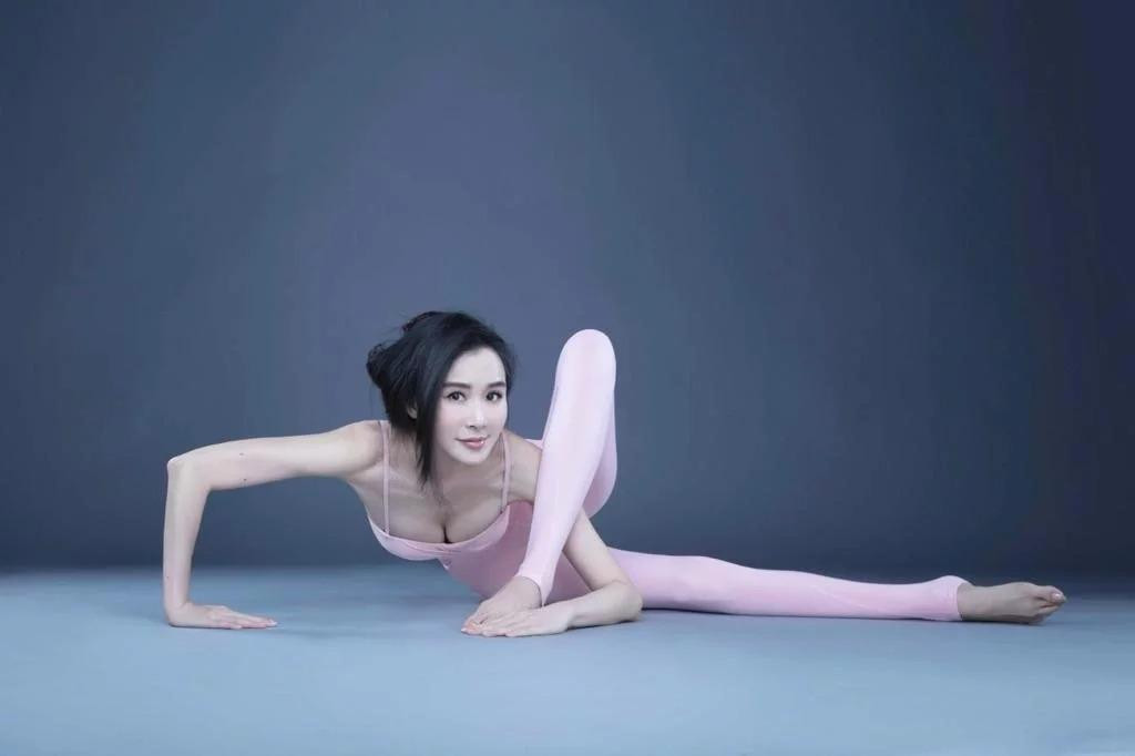 Cô thừa nhận cơ thể dẻo dai, khỏe khoắn nhờ luyện tập mỗi ngày, ăn uống thanh đạm. Ảnh: Weibo.