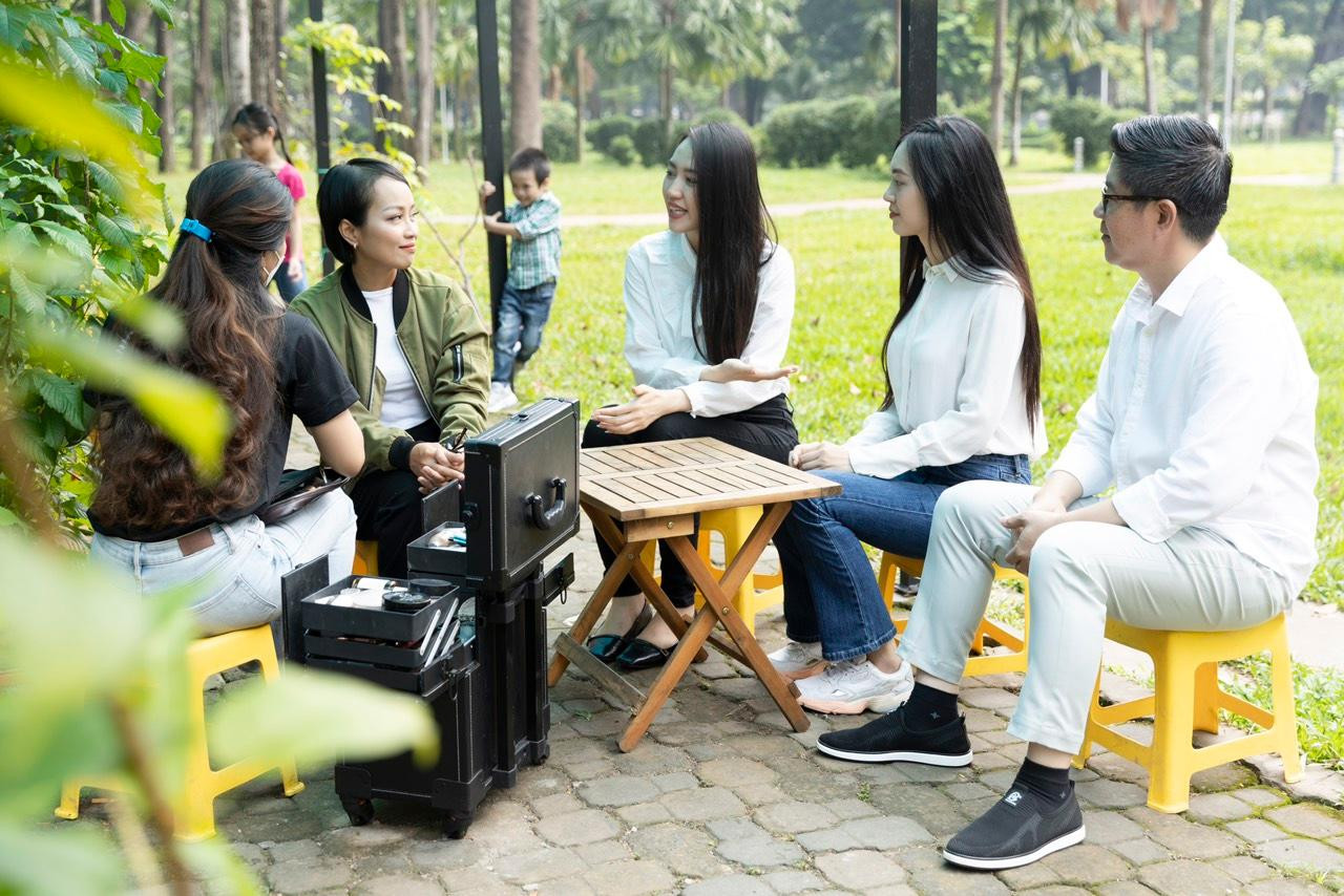 Hai thí sinh Thùy Linh và Tường Vi có cơ hội hiểu hơn về công việc của anh Hiếu cùng những thành viên trong CLB Ảnh cưới miễn phí. Hai thí sinh Thùy Linh và Tường Vi có cơ hội hiểu hơn về công việc của anh Hiếu cùng những thành viên trong CLB Ảnh cưới miễn phí.