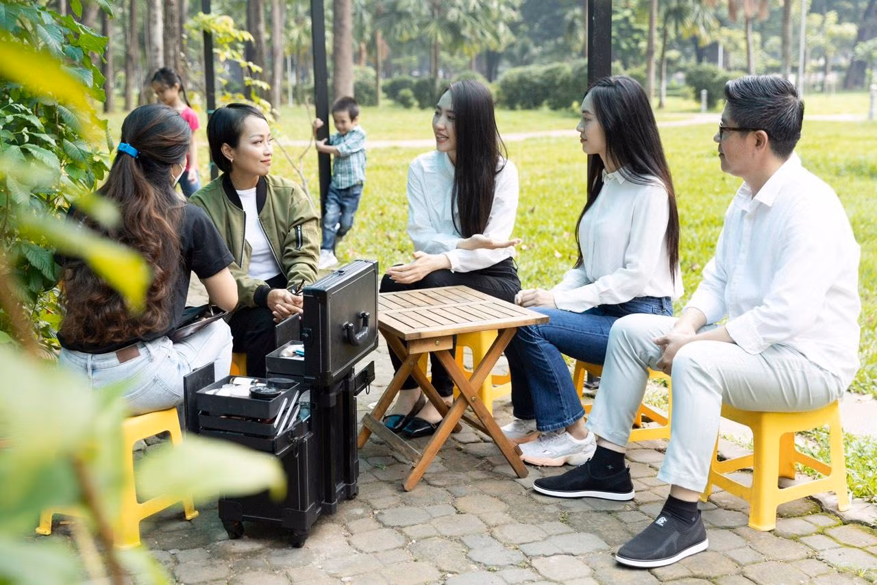 Hai thí sinh Thùy Linh và Tường Vi có cơ hội hiểu hơn về công việc của anh Hiếu cùng những thành viên trong CLB Ảnh cưới miễn phí.