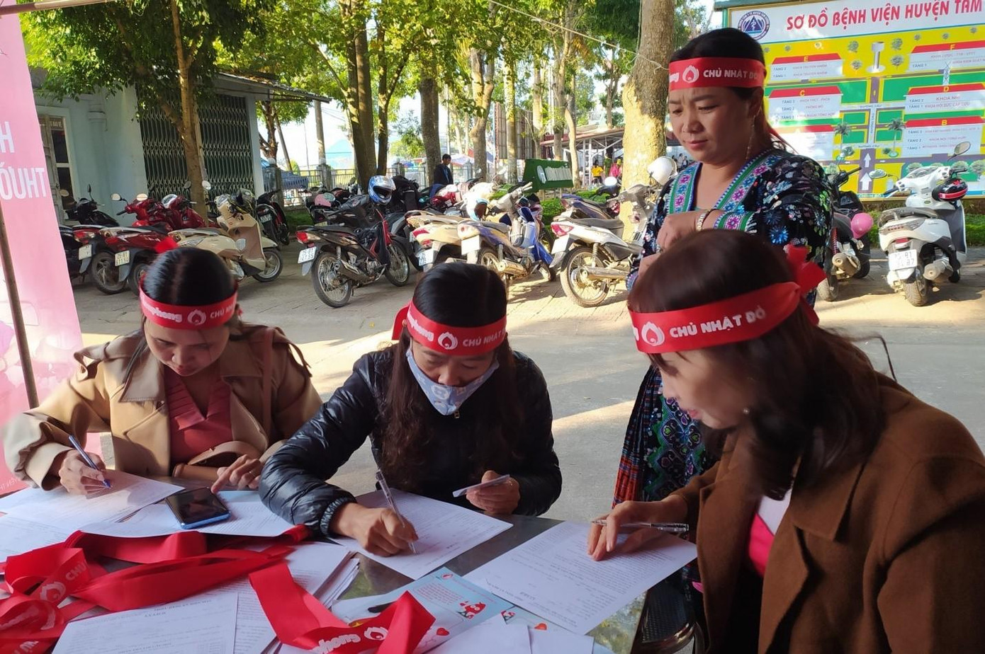 Đông đảo đoàn viên thanh niên, tình nguyện viên, nhân dân huyện Tam Đường và nhân dân các xã, huyện lân cận tham gia đăng ký hiến máu tại chương trình.