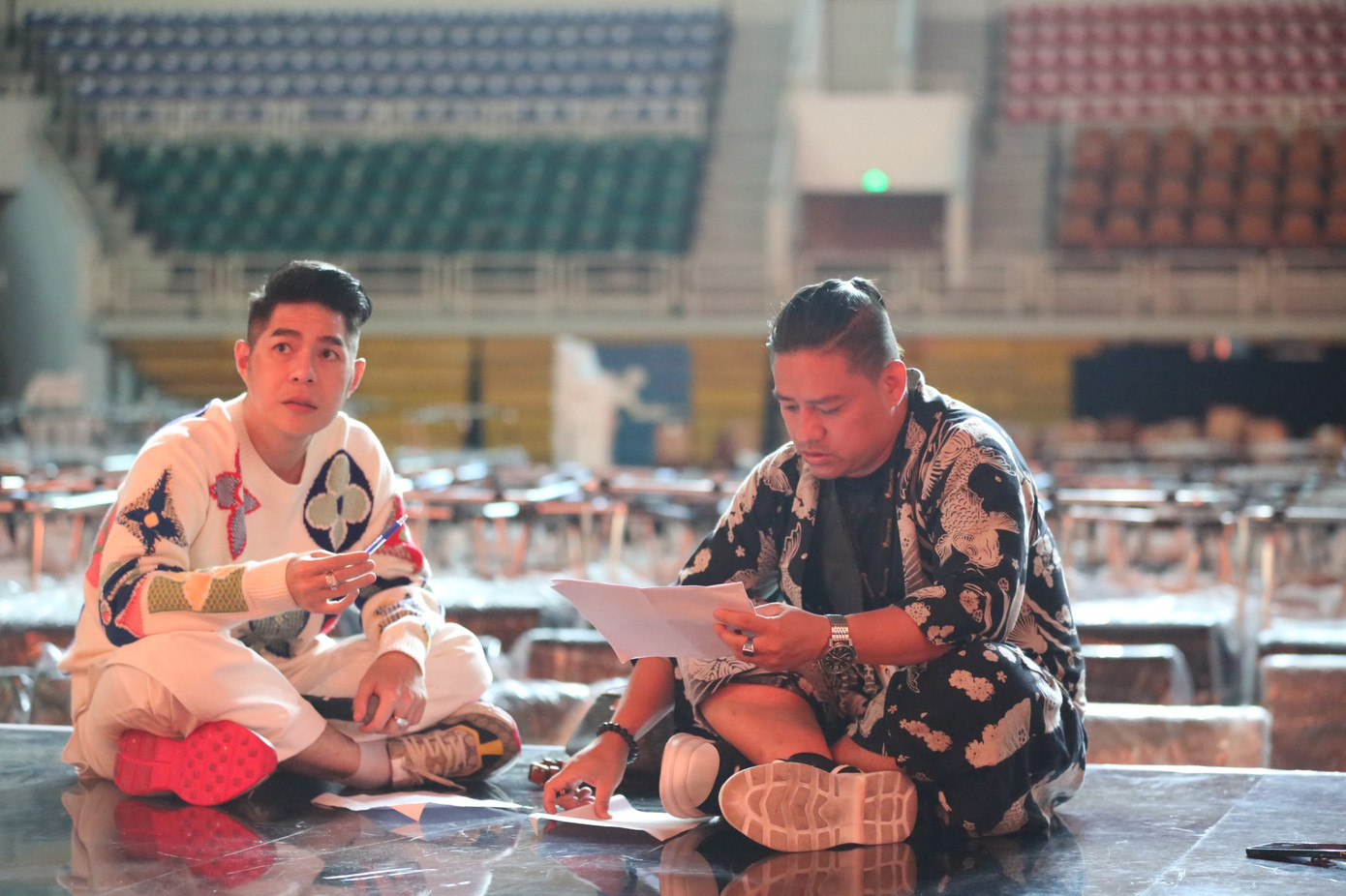 Đạo diễn dàn dựng Tuấn Bi Trần, biên đạo Khoa Nguyễn theo sát việc luyện tập của các thí sinh.