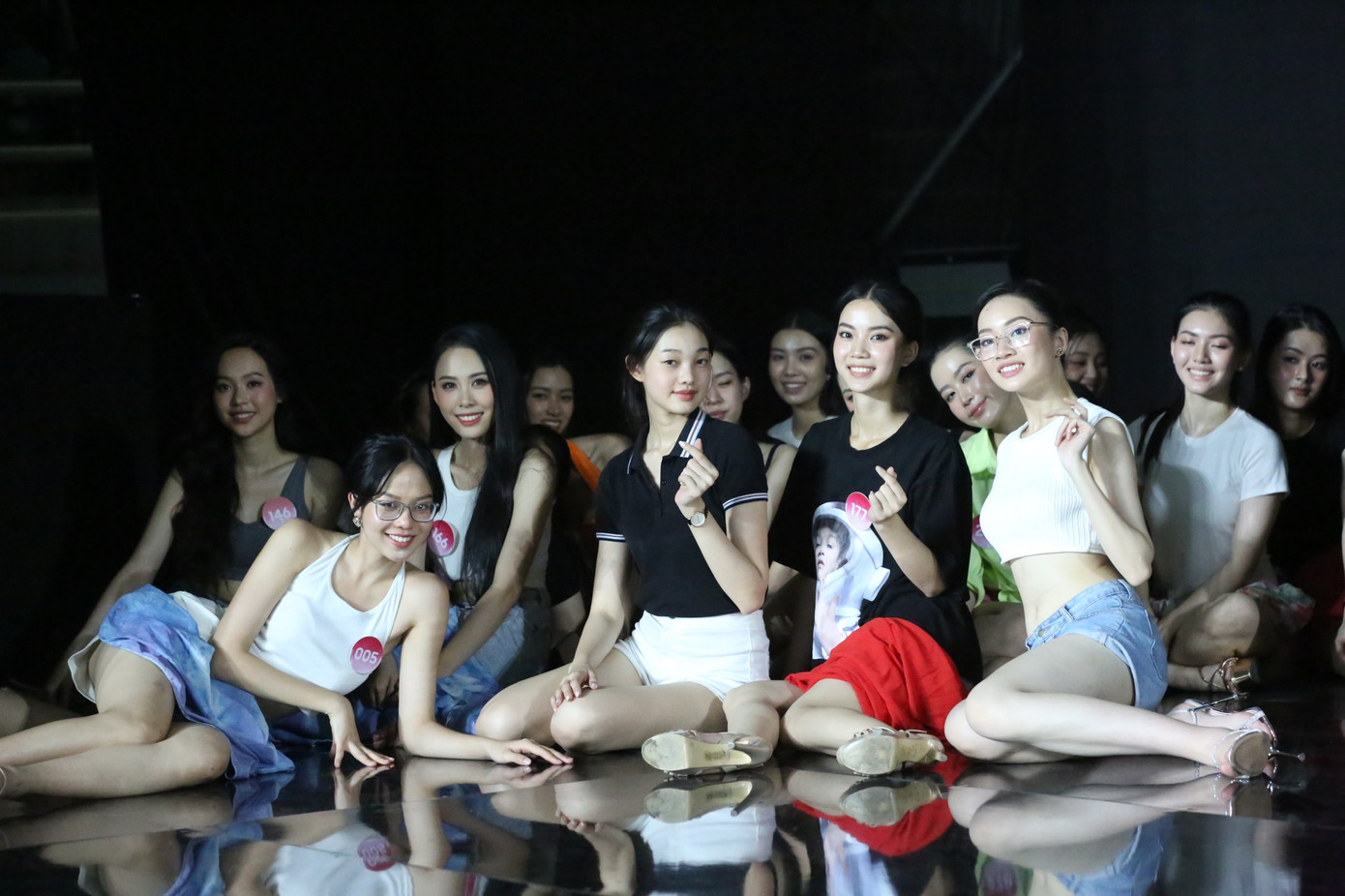 Dàn thí sinh lựa chọn trang phục giản dị, thoải mái, vừa tiện khoe vóc dáng thon gọn lại tiện cho việc di chuyển.