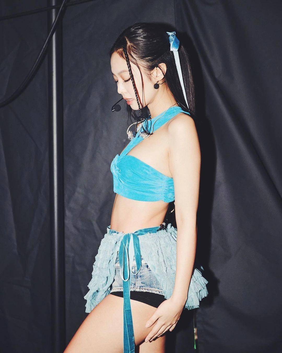 Thời trang của Jennie được người hâm mộ nhận xét ngày càng táo bạo, gợi cảm. Ca sĩ khoe triệt để đôi chân thon dài khi diện những bộ váy ngắn cũn cùng áo bó sát.