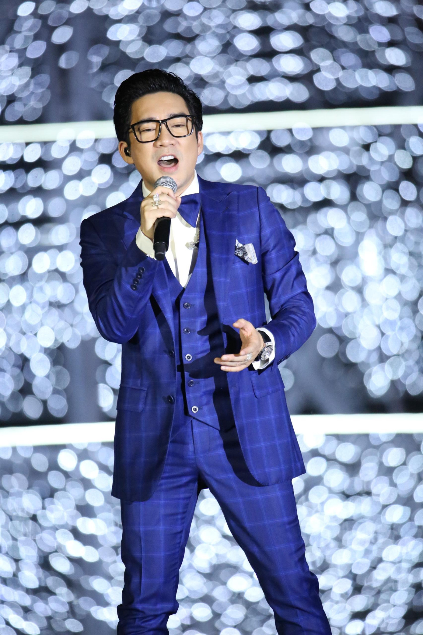 Ca sĩ Quang Hà mang đến Người đẹp biển ca khúc Người tình trăm năm và hâm nóng không khí đêm diễn trên nền nhạc Dancing all night.