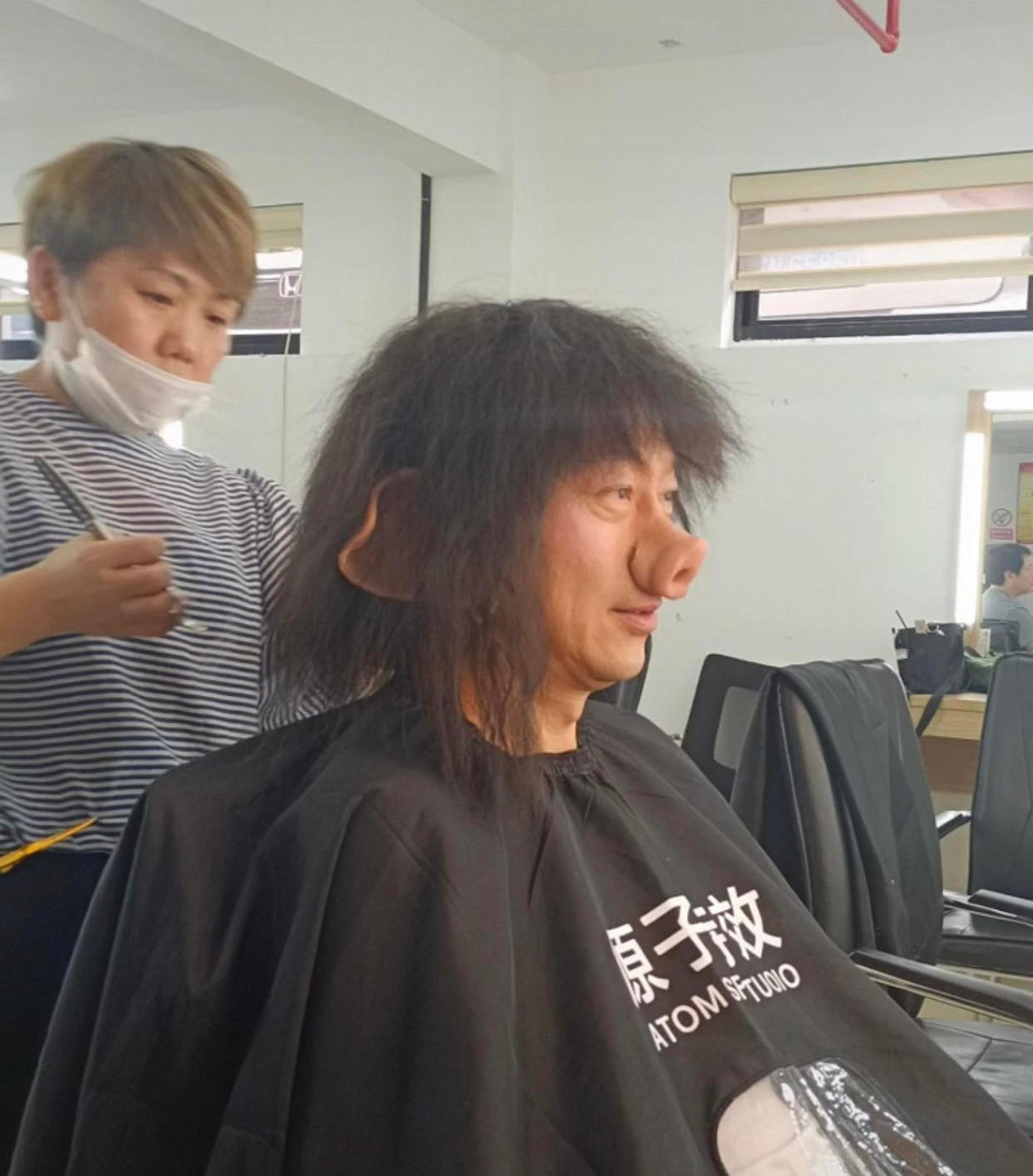 Tiếp đến, tài tử được đội tóc giả. Phần bụng phệ của Trư Bát Giới cần đến 4 nhân viên giúp đỡ. Ảnh: HK01. Tiếp đến, tài tử được đội tóc giả. Phần bụng phệ của Trư Bát Giới cần đến 4 nhân viên giúp đỡ. Ảnh: HK01.