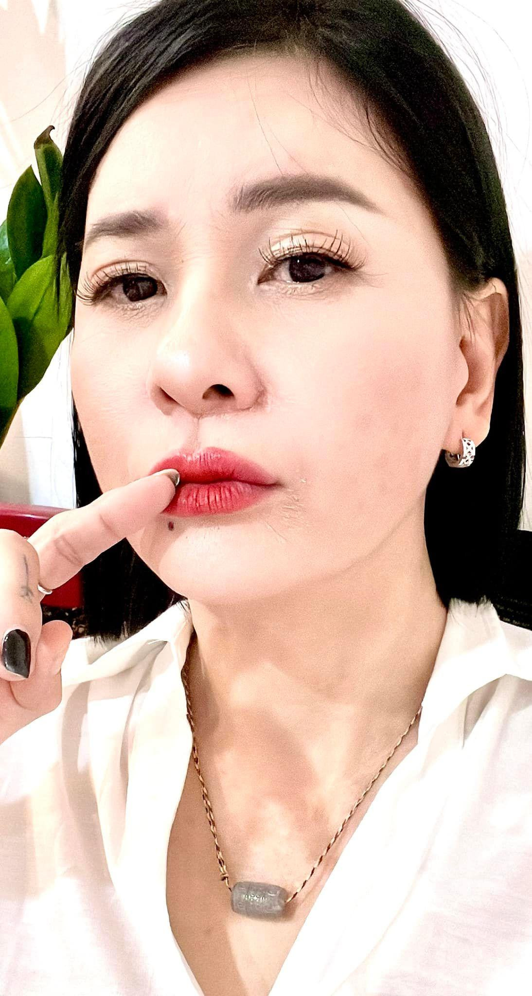 Cát Phượng đăng hình cận mặt khẳng định không "dao kéo". Ảnh: FBNV Cát Phượng đăng hình cận mặt khẳng định không "dao kéo". Ảnh: FBNV