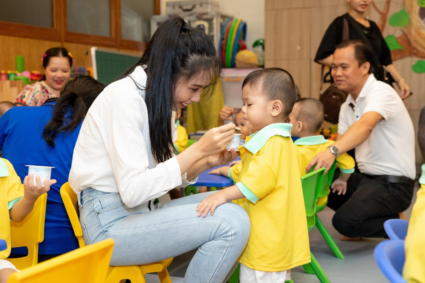 Hai thí sinh Lê Nguyễn Ngọc Hằng (SBD: 166) và Huỳnh Thị Thanh Thủy (SBD: 005) gặp gỡ các em bé tại Mái ấm Chúc Từ. Hai thí sinh Lê Nguyễn Ngọc Hằng (SBD: 166) và Huỳnh Thị Thanh Thủy (SBD: 005) gặp gỡ các em bé tại Mái ấm Chúc Từ.