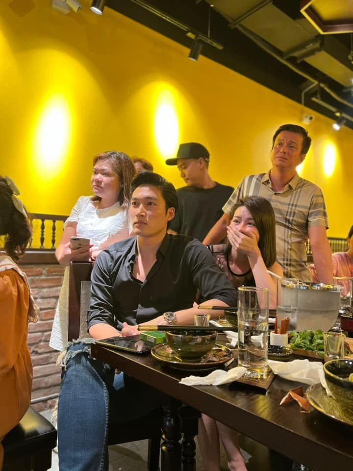 Các diễn viên xúc động rơi nước mắt khi xem tập cuối phim Các diễn viên xúc động rơi nước mắt khi xem tập cuối phim