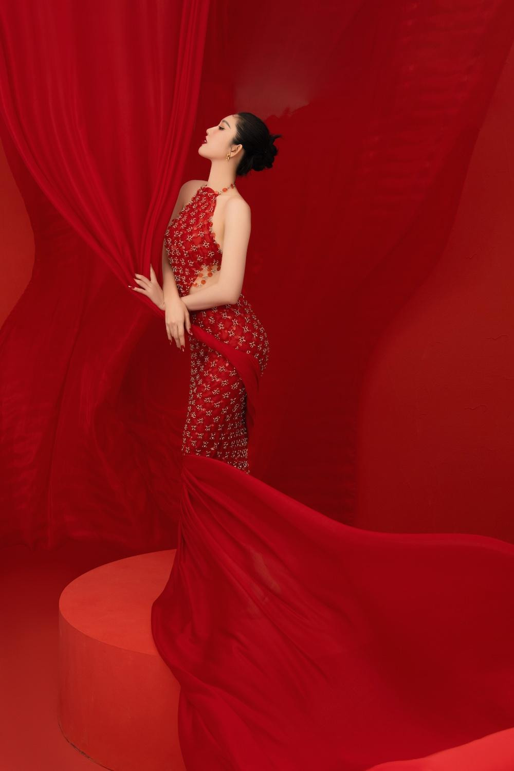 “Trăm hoa đua nở một giờ. Không bằng một phút tình cờ gặp em”, Thúy Ngân “thả thính” trên trang cá nhân.