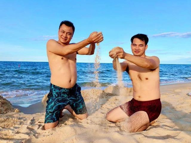 Nhiều hình ảnh của đôi bạn thân cũng được chia sẻ trên mạng xã hội. Nghệ sĩ Tự Long từng viết hóm hỉnh khiến cư dân mạng phì cười: &quot;Bọn mình mà không ấy rồi thì có lẽ khối người nghĩ bọn mình... ấy ý chứ&quot;.