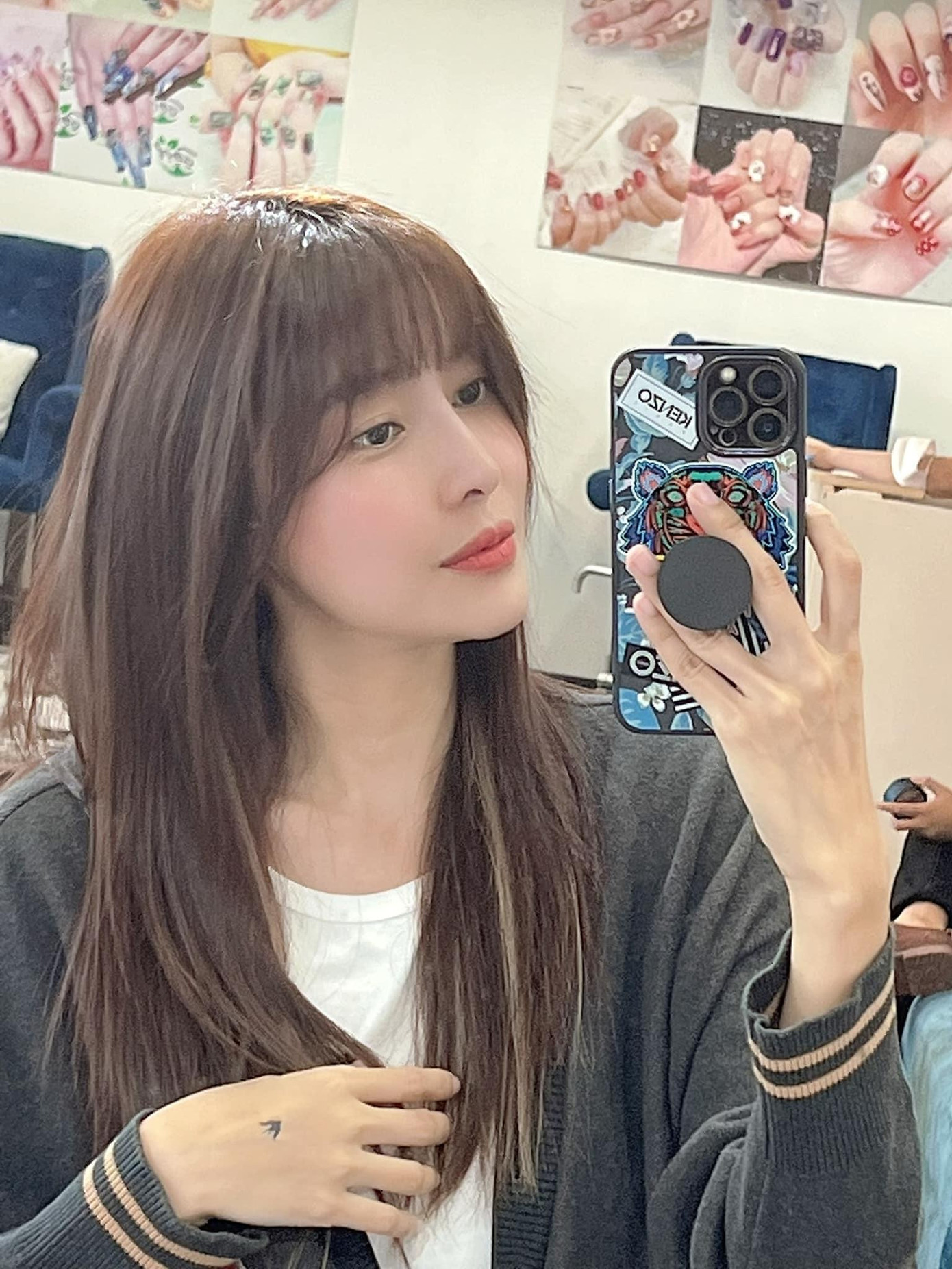 Mới nhất, diễn viên Bán chồng cập nhật hình ảnh mới. Cô quyết định để tóc mái khiến cho khuôn mặt trẻ trung hơn. Sự thay đổi này đã nhận được nhiều lời khen ngợi của cư dân mạng.