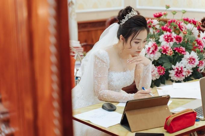 Cô dâu Mỹ Hà trong kỳ thi kết thúc học phần "đặc biệt" (Ảnh: NVCC).